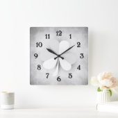 ハート型のアイリッシュを持つライトグレイ葉クローバー スクエア壁時計 (ホーム)