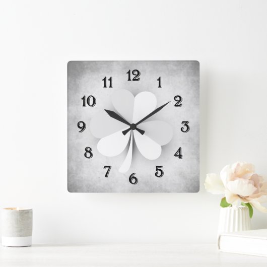 ハート型のアイリッシュを持つライトグレイ葉クローバー スクエア壁時計 (ホーム)