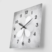 ハート型のアイリッシュを持つライトグレイ葉クローバー スクエア壁時計 (傾斜)