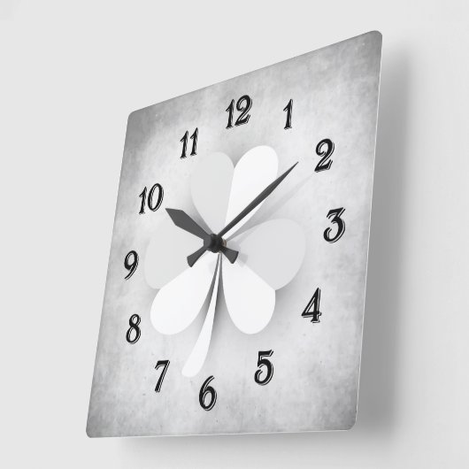 ハート型のアイリッシュを持つライトグレイ葉クローバー スクエア壁時計 (傾斜)