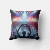 ハート型のサインを持つコンサートの群衆 クッション (裏面)