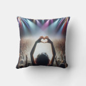 ハート型のサインを持つコンサートの群衆 クッション (裏面)