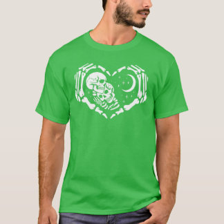 ハート型のスケルトンの手に恋するスケルトン Tシャツ