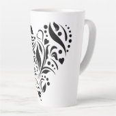 ハート型のステンシルを使ったファイルのロマンス カフェラテマグ (右アングル)