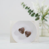 ハート型のチョコレートキャンディーをプレート ポストカード (スタンド正面)
