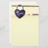 ハート型のラブパドロックがロープに取り付け 便箋 (正面/裏面)
