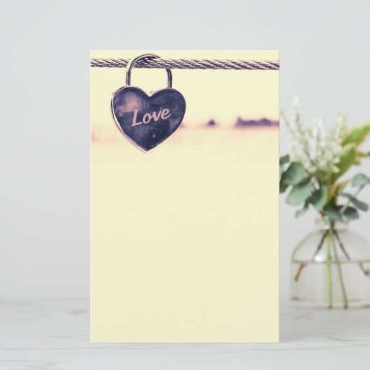ハート型のラブパドロックがロープに取り付け 便箋 (スタンド正面)