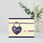 ハート型のラブロック – ロープに取り付け ポストカード (スタンド正面)