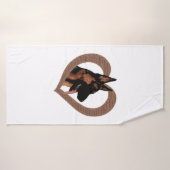 ハート型のワードアートを持つドイツの羊飼い バスタオル (バスタオル)