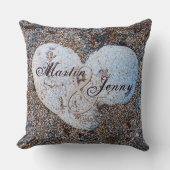 ハート型の岩の砂のパーソナライズ名日付 クッション (正面)