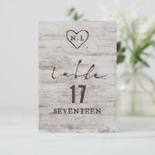 ハート型の彫刻が施されたウェディングテーブルナンバー ラスティックスタイル 招待状 (スタンド正面)