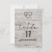 ハート型の彫刻が施されたウェディングテーブルナンバー ラスティックスタイル 招待状 (裏面)