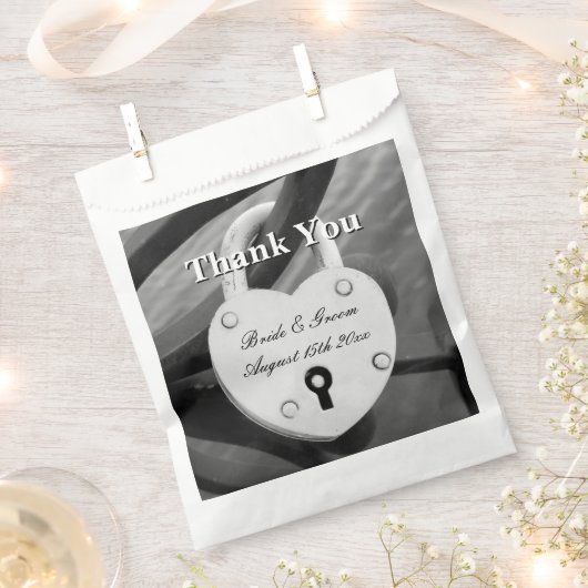 ハート型の愛の鍵とキーホール結婚の フェイバーバッグ (クリップ留めされた状態)