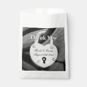 ハート型の愛の鍵とキーホール結婚の フェイバーバッグ (正面)