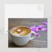 ハート型の泡がついたモーニング カップ ラテ ポストカード (正面/裏面)