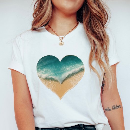 ハート型の海洋波、ロマンティックなビーチの雰囲気 Tシャツ