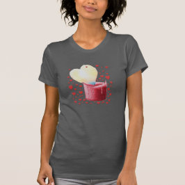 ハート型の炎の赤いロウソクと小さな赤いハート Tシャツ
