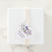 ハート型の紫色とラベンダー色と白の花のウェディング フェイバータグ (インサイチュ)