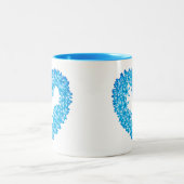 ハート型リースの花パステルブルー ツートーンマグカップ (中央)