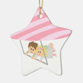 ハート形のこつグライダーのかわいいカップルの飛行 セラミックオーナメント (左)