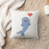 ハート形の気球を持つ幸せな鮫 クッション (ブランケット)