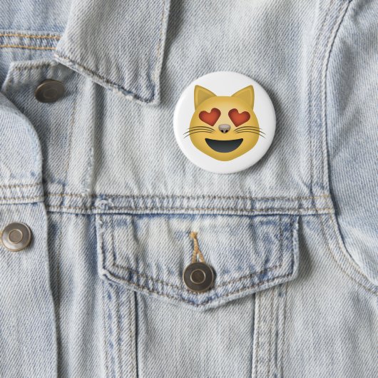 ハート形の目Emojiが付いている微笑猫の顔 缶バッジ (インサイチュ)