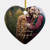 ハート形私達の第1クリスマスの婚約したな金ゴールドの写真 セラミックオーナメント (正面)