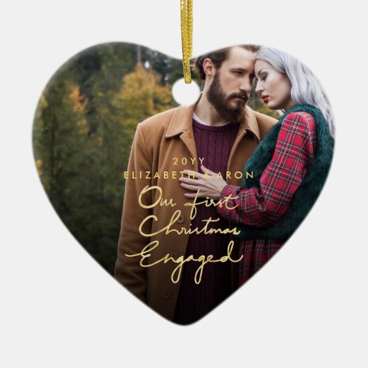 ハート形私達の第1クリスマスの婚約したな金ゴールドの写真 セラミックオーナメント (正面)