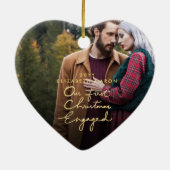 ハート形私達の第1クリスマスの婚約したな金ゴールドの写真 セラミックオーナメント (裏面)