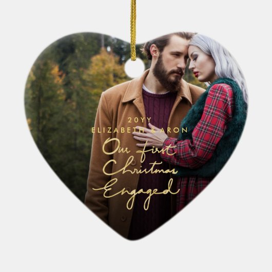 ハート形私達の第1クリスマスの婚約したな金ゴールドの写真 セラミックオーナメント (裏面)