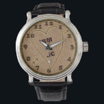 ハート彫りイニシャルウッドツリーリングや輪 パーソナライズされた 腕時計<br><div class="desc">この美しいロマンチックな素朴な自然腕時計デザインは結婚、記念日またはバレンタインデーに最適だ。木の切り株の頂上に見えるリングと樹皮のような質感を持っ縁どた。ハートに矢が刻まれている。テンプレート・フィールドを使用すると、ハート内でイニシャルの間に「 」を持つ2つのセットを簡単に追加できる。これは恋人のための完璧なデザインであり、古い国を持っファッションドてい感じる。愛の素晴らし道表現だ。時計の数字も彫られているように見える。</div>