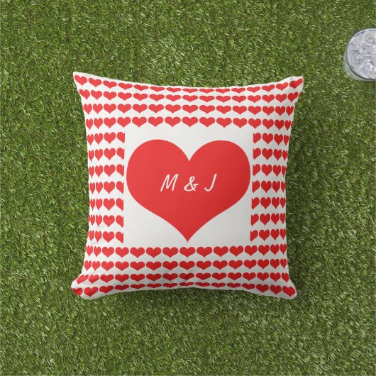 ハート柄モノグラムイニシャル バレンタインギフト アウトドアクッション (芝生)