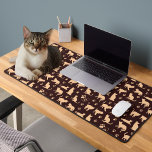 ハート猫とポープリントデスクマット愛人用 デスクマット<br><div class="desc">ハートのCats & Paw Prints Desk Matを使ってワークスペースを高めよう。 Cats & Paw Prints Desk Matはダークブラウンのベースを特徴とし、猫のシルエットやポープリント、ハートなどのクリーム色のパターンで飾った超大型マットで魅力的す。ペットの飼い主、子猫ファン、そして毛皮の友人を崇拝する人に最適。机の宇宙を可愛く居心地の良い状態に保護し、傷や汚れから取り出すデザインのデスクアクセサリー。</div>