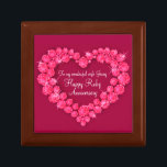 ハート結婚ルビー周年妻ギフトボックス ギフトボックス<br><div class="desc">ルビーかわいらしグラフィック効果記念トリンケットギフトボックス。特別なルビーの記念日やその他の特別な機会に、あなたの妻のための特別な贈り物を紹介するのに最適。ギフト読ボックス:"私の素晴らしい妻ジェニーへ。Happy Ruby Anniversary",またはあなたカスタマイズ自身の言葉となることができる。デザイン独占的はサラ・トレット。</div>