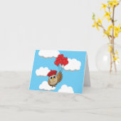 ハート風船を飛ばすかわいいフクロウ カード (黄色い花)