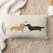ハート|のかわいいウインナー犬を持つダックスフントのキス ランバークッション (ブランケット)