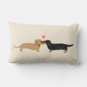 ハート|のかわいいウインナー犬を持つダックスフントのキス ランバークッション (裏面)