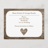 ハート&イニシャル木製の素朴な結婚式の日付を保存 案内ポストカード (裏面)