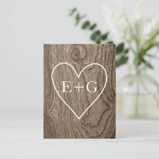 ハート&イニシャル木製の素朴な結婚式の日付を保存 案内ポストカード (スタンド正面)