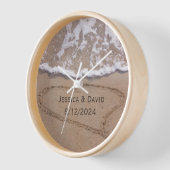 ハート・イン・サンドパーソナライズされたビーチ 壁時計 (傾斜)