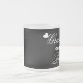 ハートA01E18を持つ花嫁の祖母 フロストグラスマグカップ (中央)