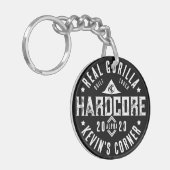 ハードコ実在ア・ゴリラはタフなアルファオスを構築 キーホルダー (正面左)