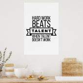 ハードワークは才能が働かないとき才能を打ちます ポスター (キッチン)