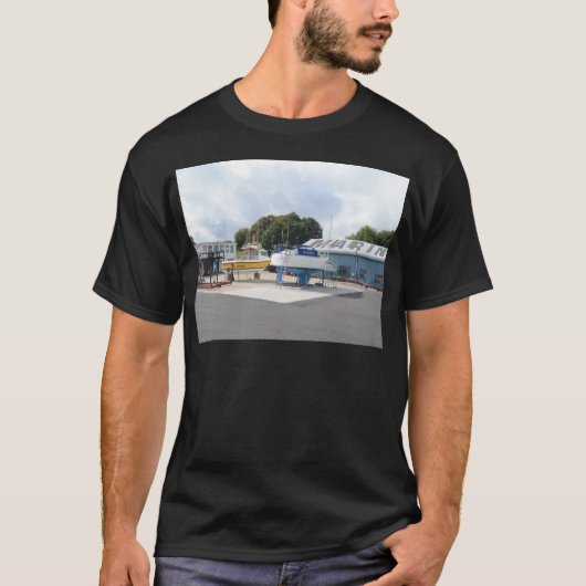 ハード上のボート Tシャツ (正面)