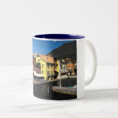 ハーバーアットマルチェシーヌアットイタリアのガーダ湖 ツートーンマグカップ (正面右)