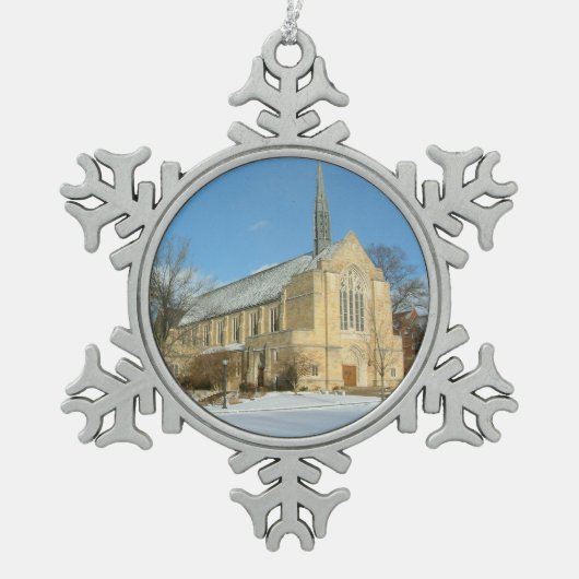 ハーバーズチャペルで冬にグローブシティカレッジ スノーフレークピューターオーナメント (正面)