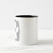 ハーフトーンの背景を持つ犬の手の印刷 ツートーンマグカップ (中央)