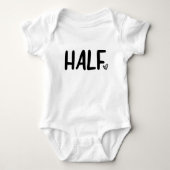 ハーフミニマミニマルリストハートハーフ誕生日 ベビーボディスーツ (正面)