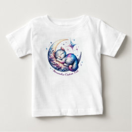 ハーフムーンで眠るかわいい子猫のイラスト ベビーTシャツ