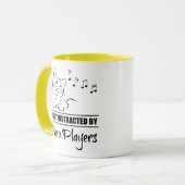 ハープを楽しむ人に気を取られる不思議な猫 マグカップ (正面左)